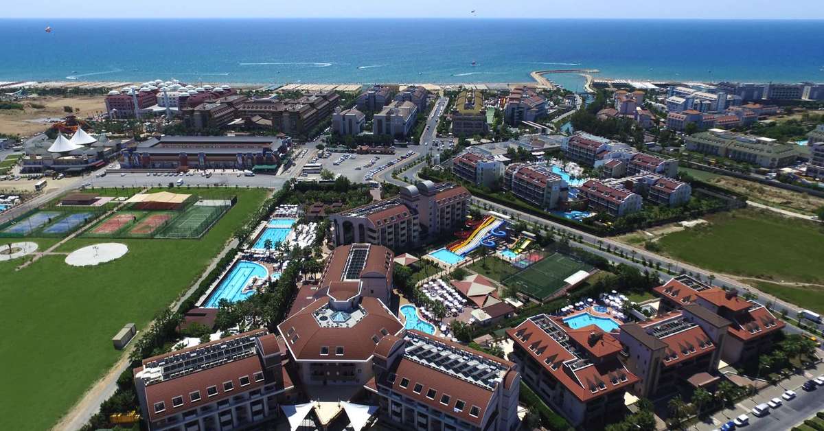 Een foto van de buitenkant van Hane Family Resort