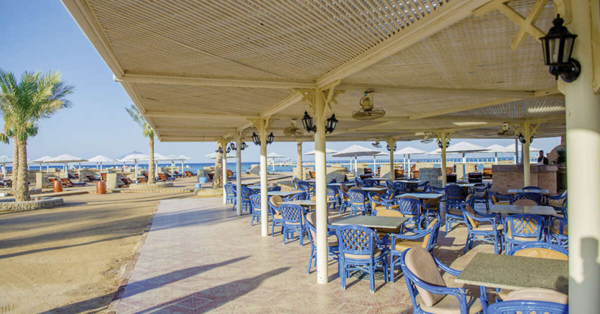Een foto van het terras bij Pharaoh Azur Resort