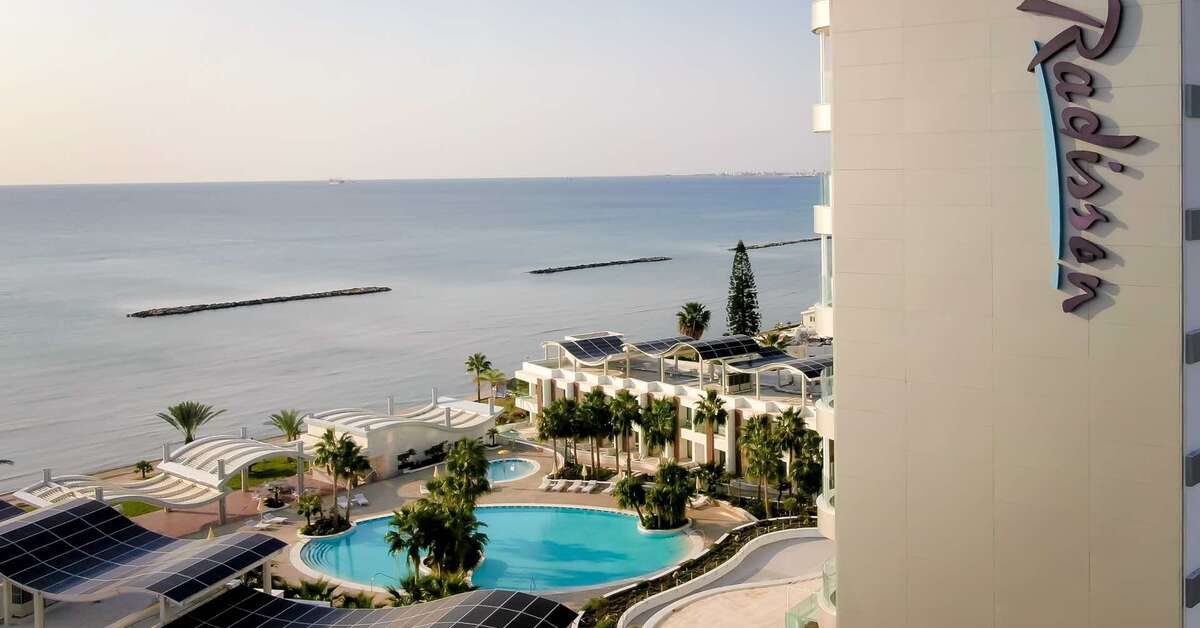 Een foto van een overzicht van Radisson Larnaca Beach Resort