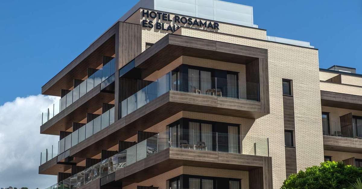 Een foto van de buitenkant van Hotel Rosamar Es Blau