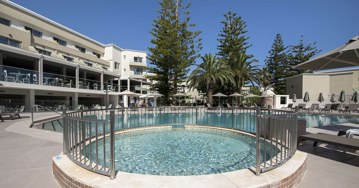 Een foto van het zwembad bij Vantaris Luxury Beach Resort