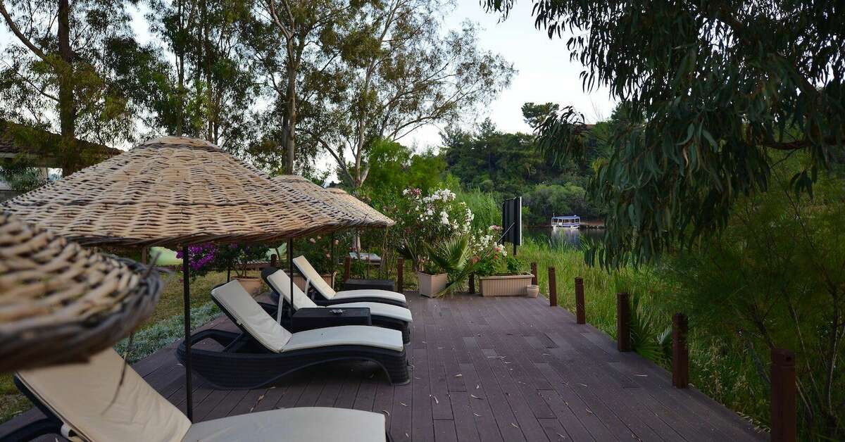 Een foto van het terras bij Dalyan Resort Hotel
