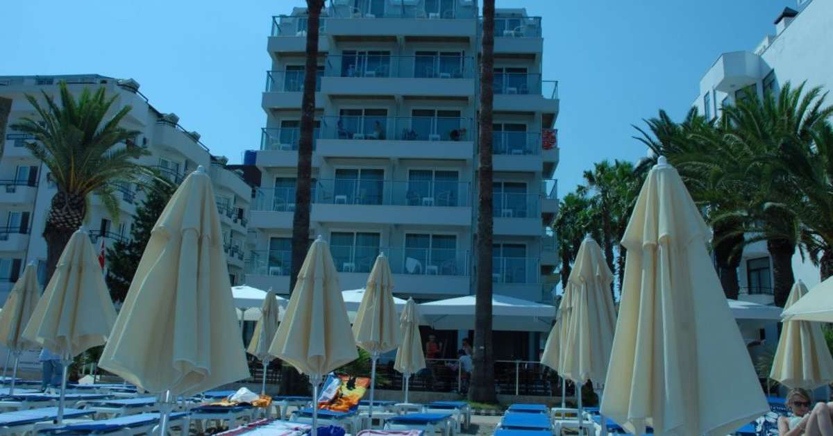 Een foto van de buitenkant van Begonville Beach Hotel