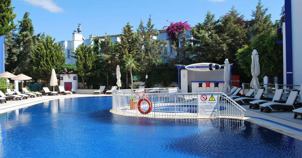 Een foto van het zwembad bij Serpina Hotel