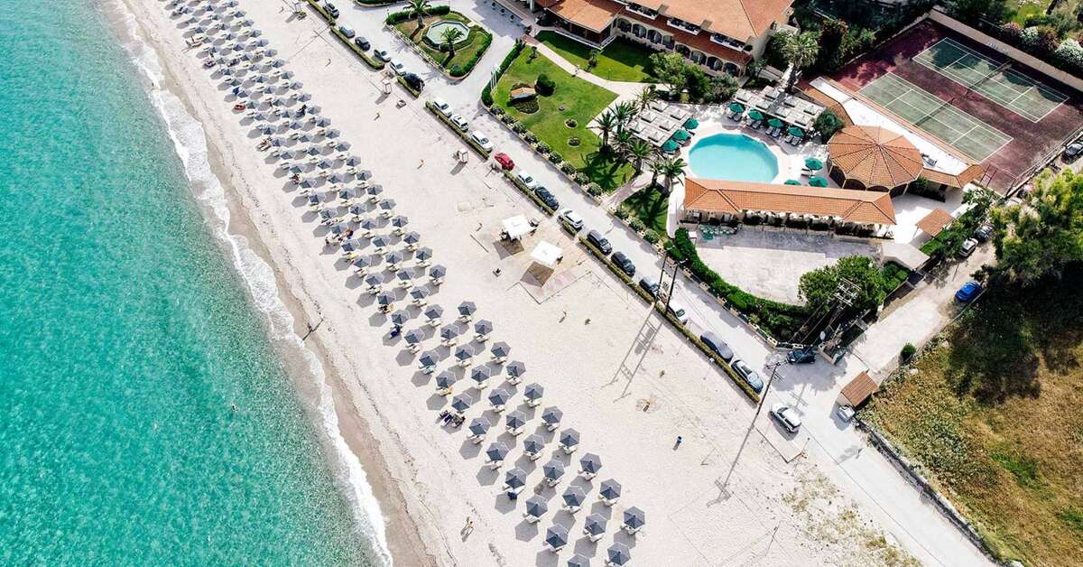 Een foto van het strand bij Possidi Holidays