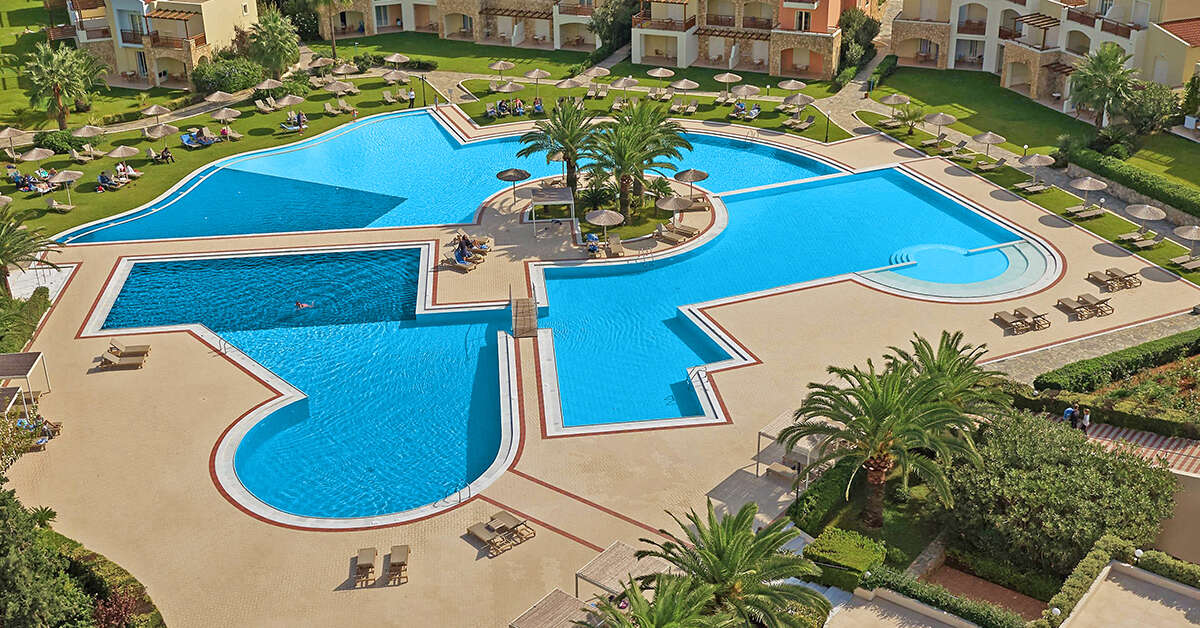Een foto van het zwembad bij Pilot Beach Resort