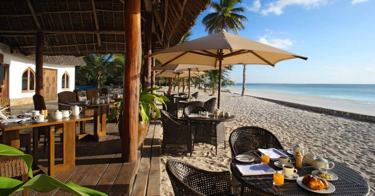 Een foto van het terras bij Sultan Sands Islands Resort