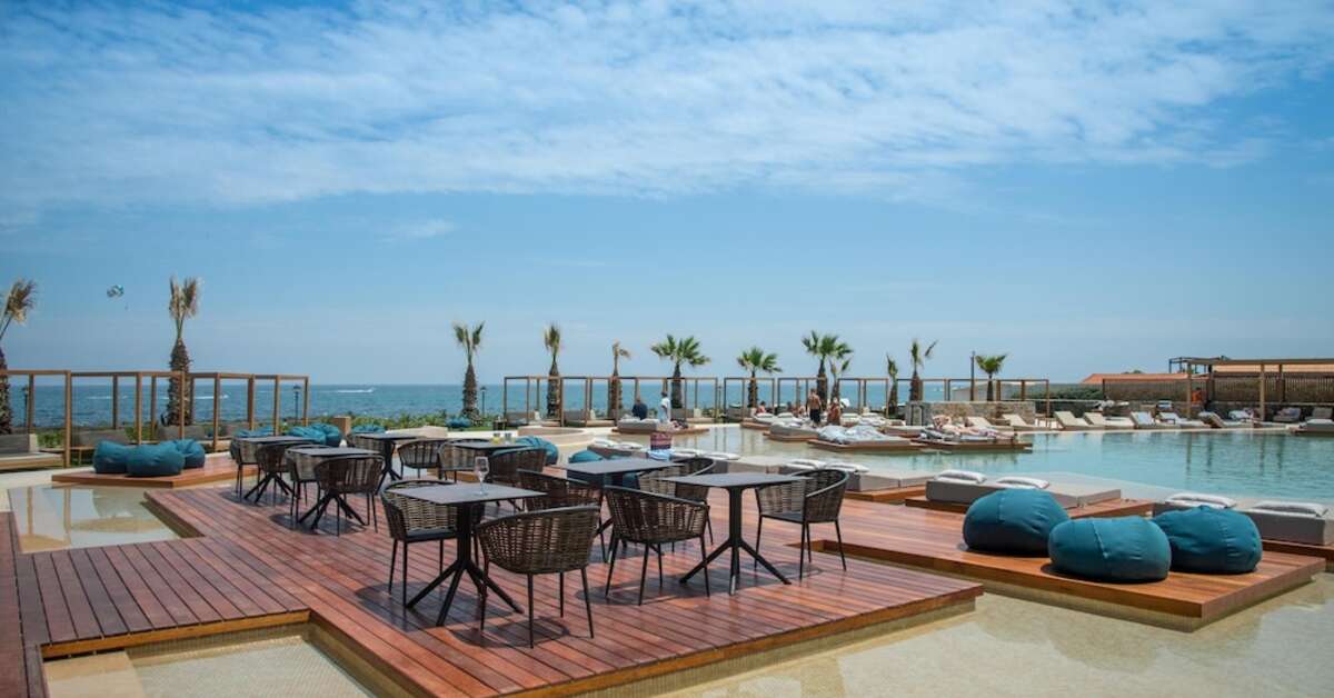 Een foto van het terras bij Senseana Sea Side Resort