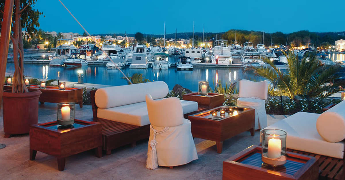 Een foto van het terras bij Sani Beach Hotel