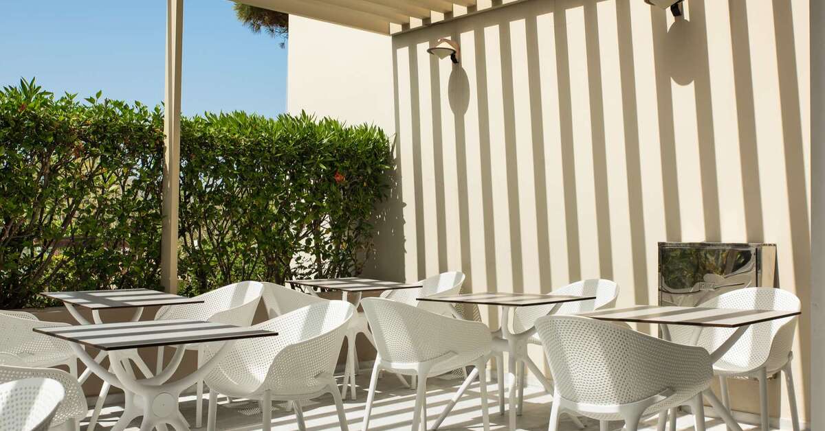Ein Foto von der Terrasse im Amalthia Beach Resort