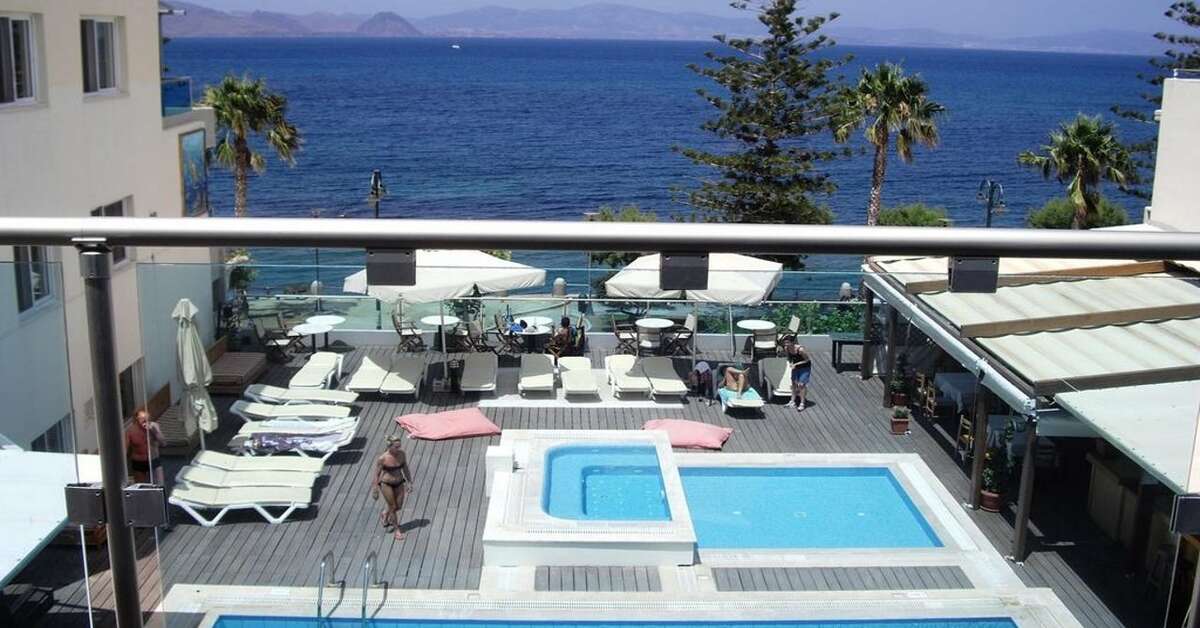 Een foto van het zwembad bij Bristol Sea View Hotel Appartementen
