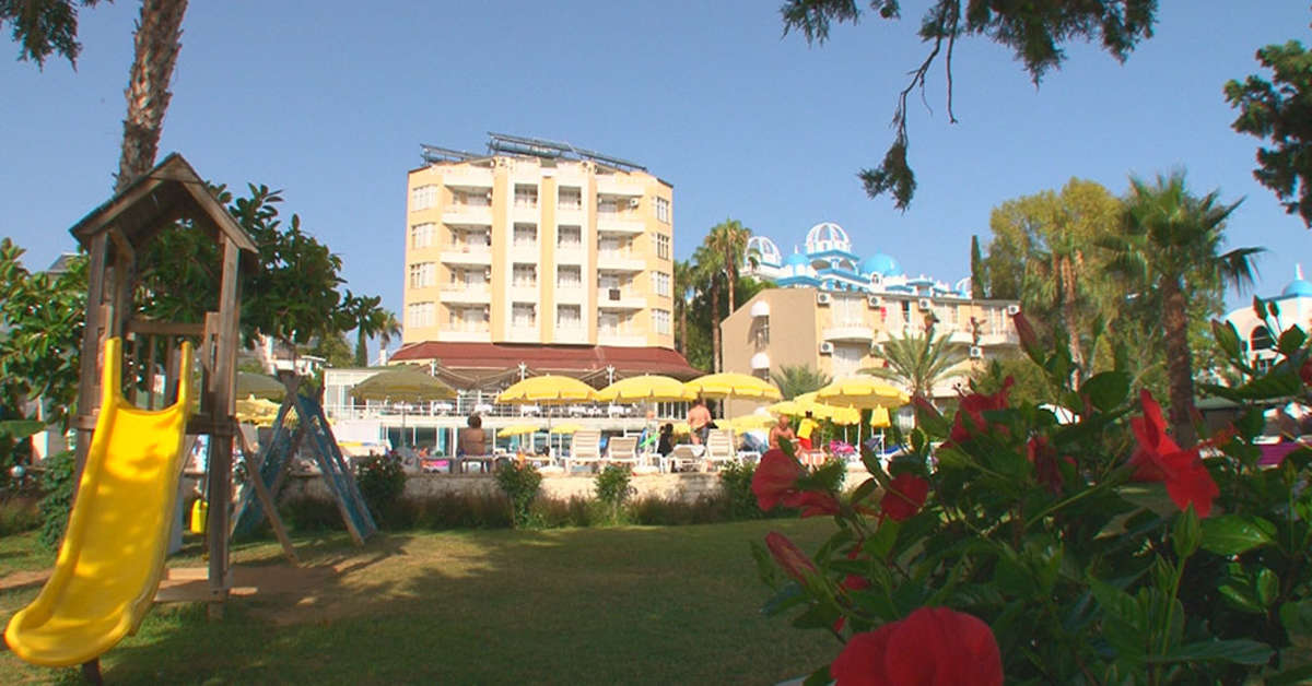 Een foto van de buitenkant van Incekum Su Hotel