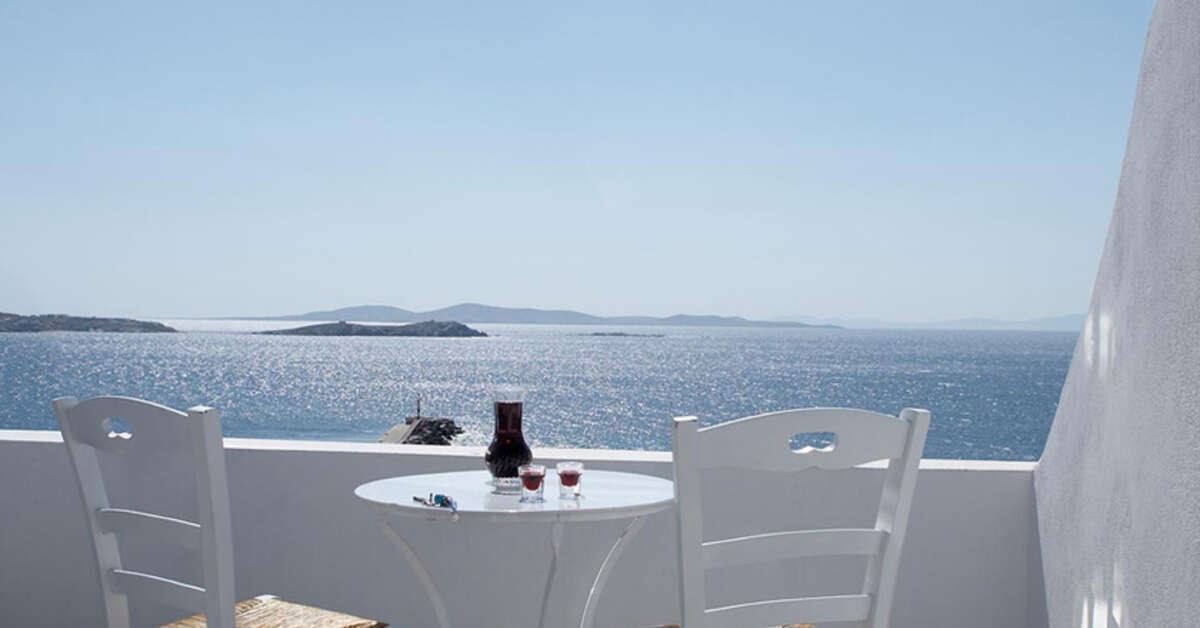 Een foto van het terras bij Porto Mykonos Hotel