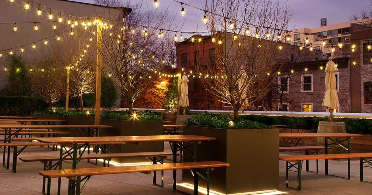 Een foto van het terras bij The Tillary Hotel