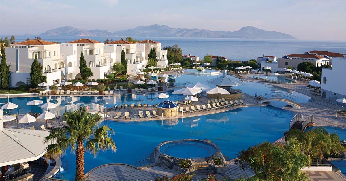 Een foto van het zwembad bij Magic Life Marmari Palace Imperial