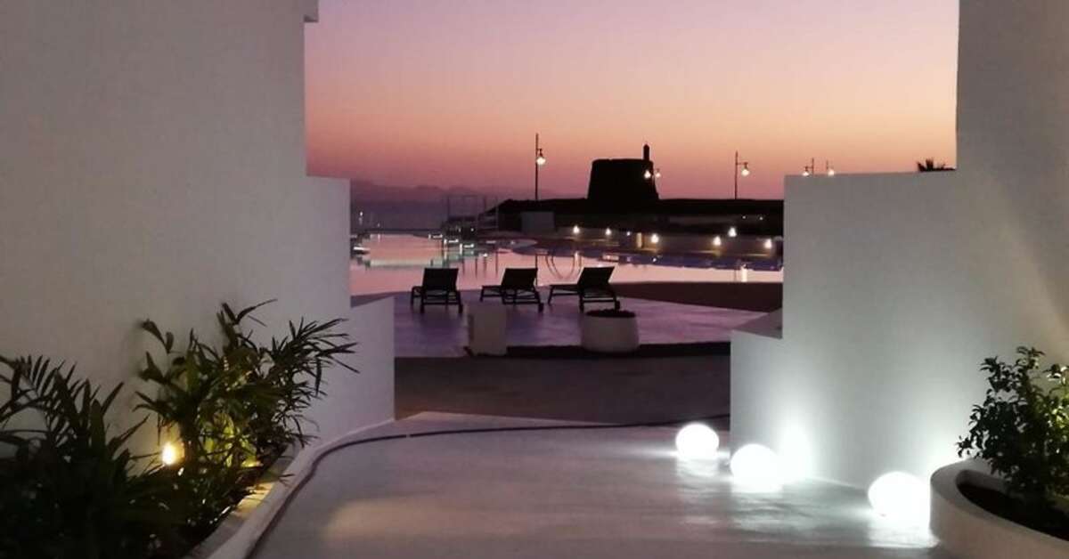 Een foto van de buitenkant van CalaLanzarote Suites Hotel