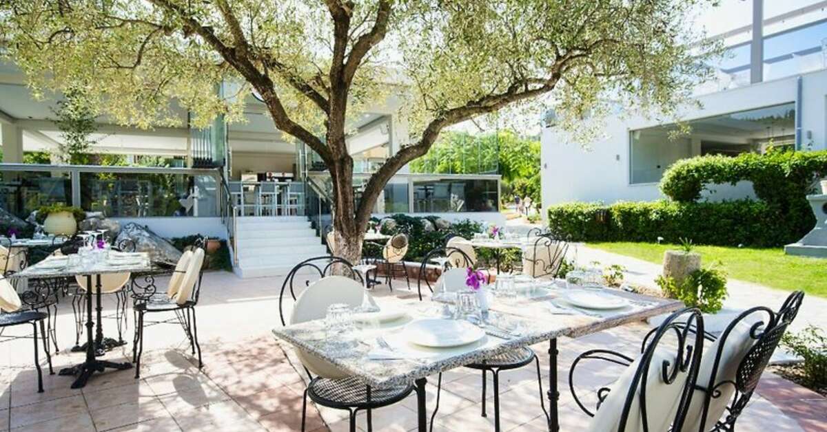 Een foto van het terras bij Chrousso Village Hotel