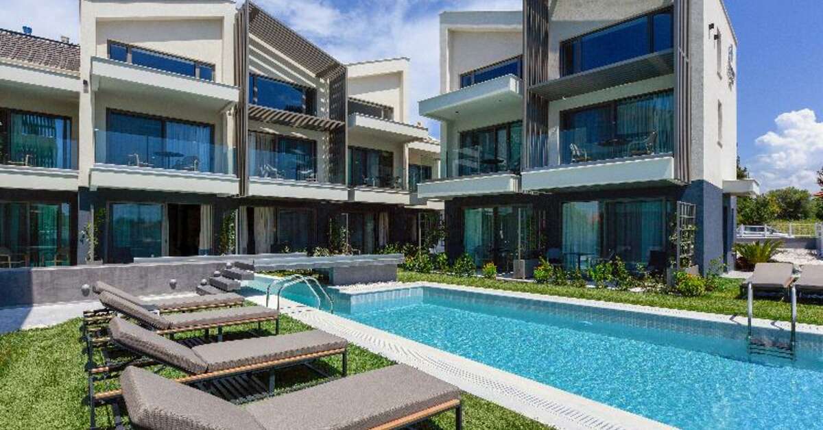 Een foto van het zwembad bij Serenity Suites