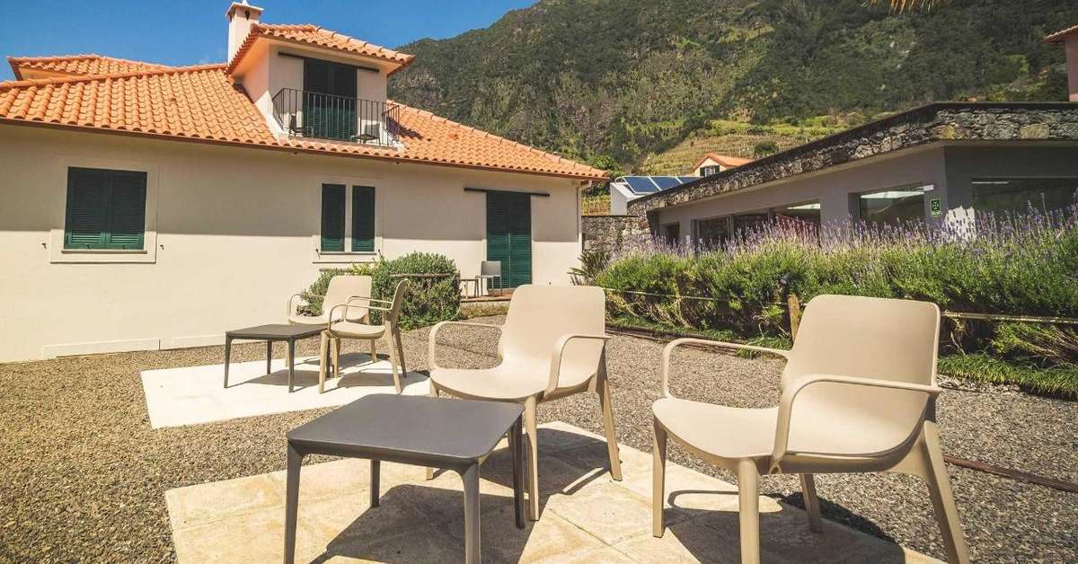 Een foto van het terras bij Solar da Bica