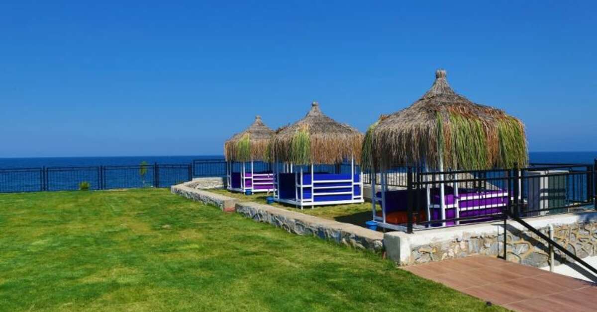 Een foto van het terras bij Le Bleu Hotel & Resort