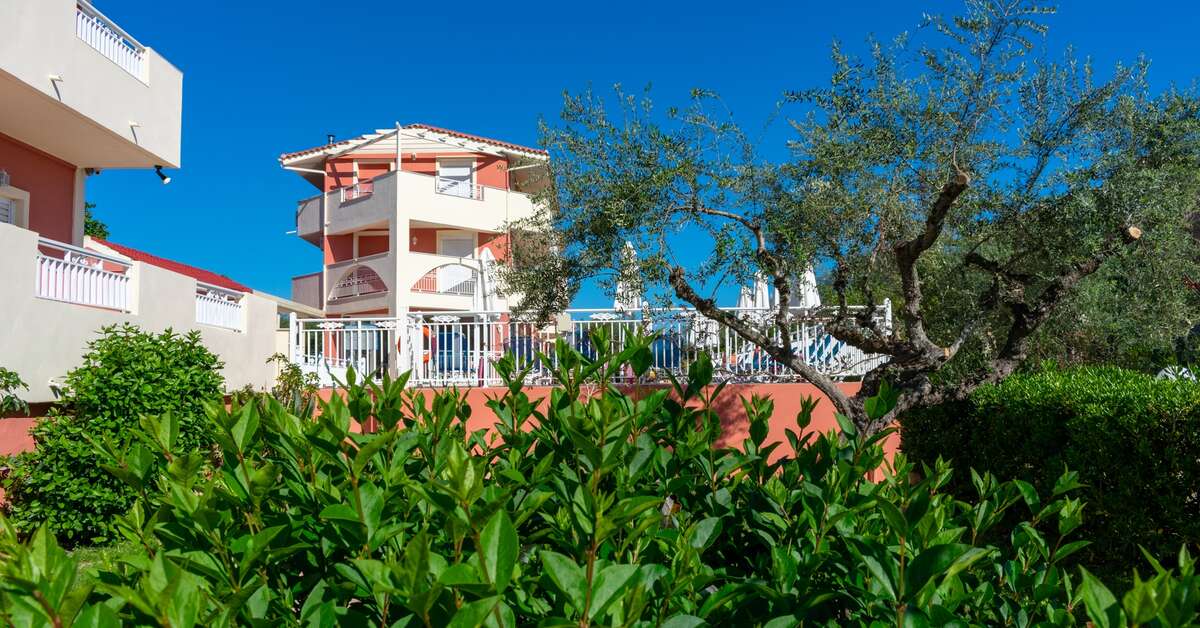 Een foto van de buitenkant van Zante Pantheon Hotel