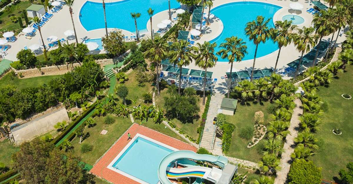 Een foto van het zwembad bij Hotel Iz Flower Side Beach