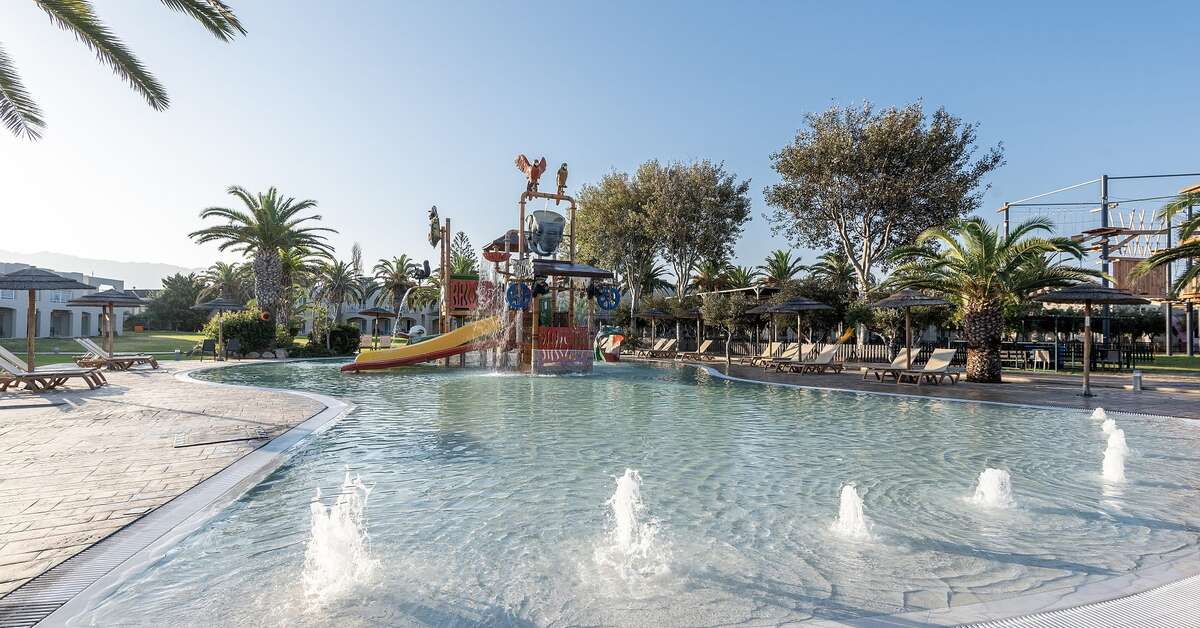 Een foto van het zwembad bij Akti Coast Club