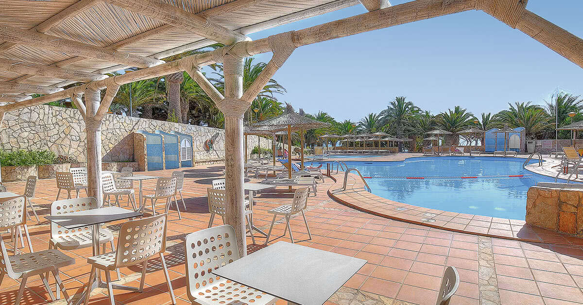 Een foto van het terras bij SBH Hotel Monica Beach Resort
