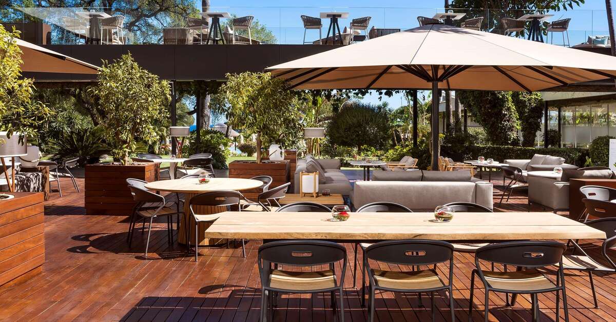 Een foto van het terras bij Hotel Don Pepe Gran Meliá