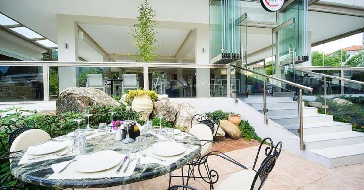 Een foto van het terras bij Chrousso Village Hotel