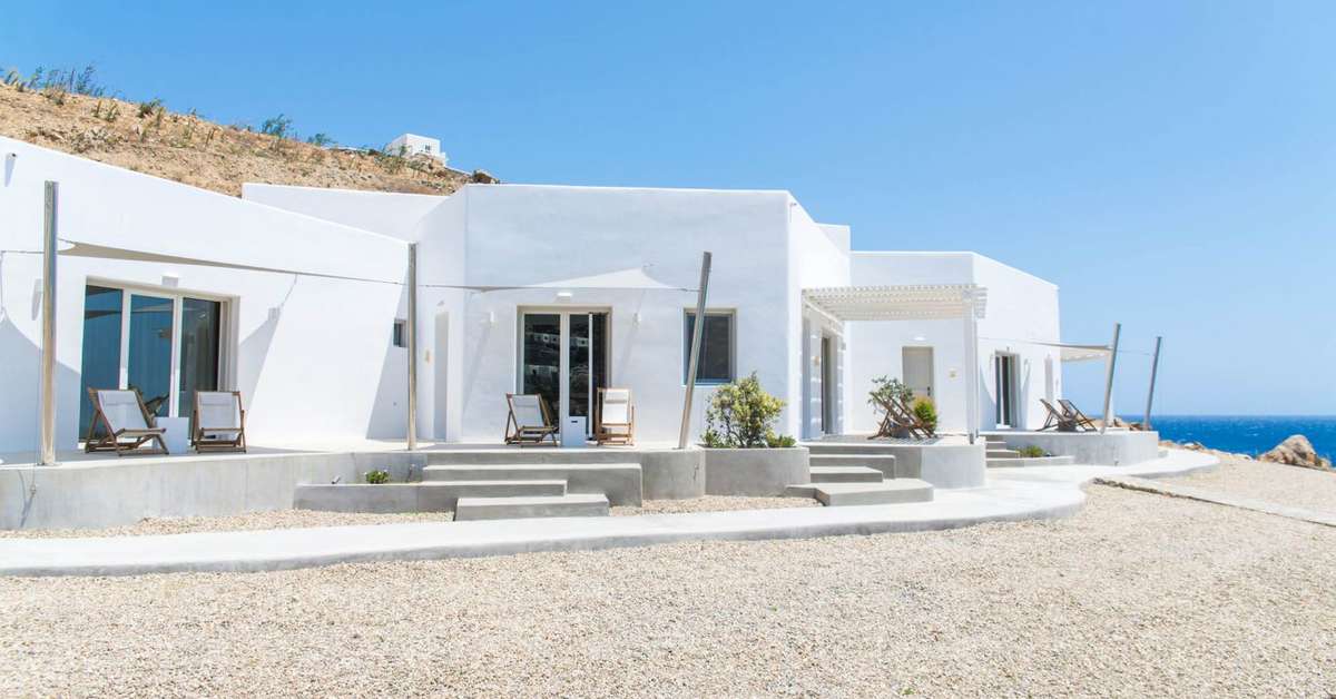 Een foto van de buitenkant van Super Paradise Suites