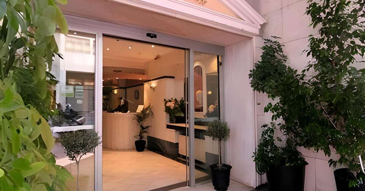 Een foto van de buitenkant van Achillion Hotel