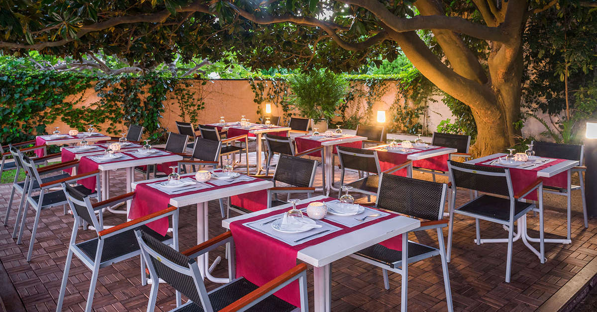 Een foto van het terras bij Hotel Sorrabona