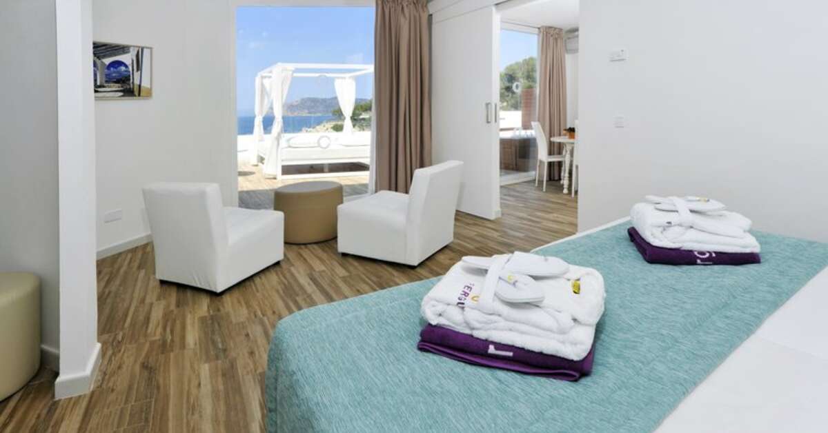 Ein Foto Fergus Style Cala Blanca Suites