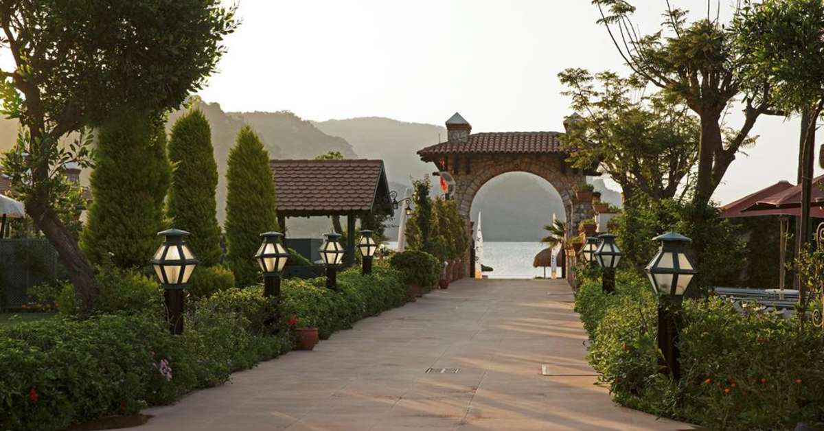 Een foto van het terras bij Marti Resort