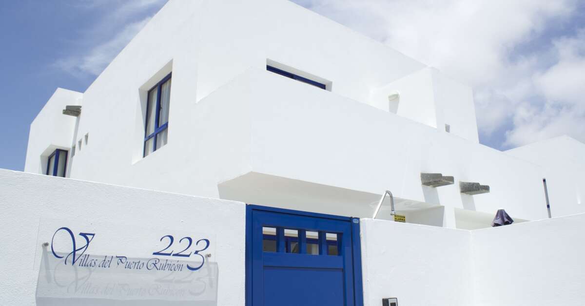 Ein Foto von der Außenansicht des Villas Puerto Rubicon