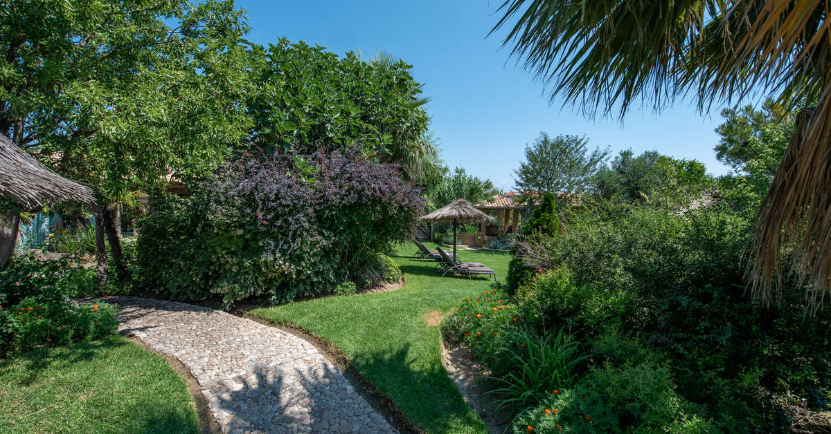Een foto van het terras bij Achtis Boutique Hotel