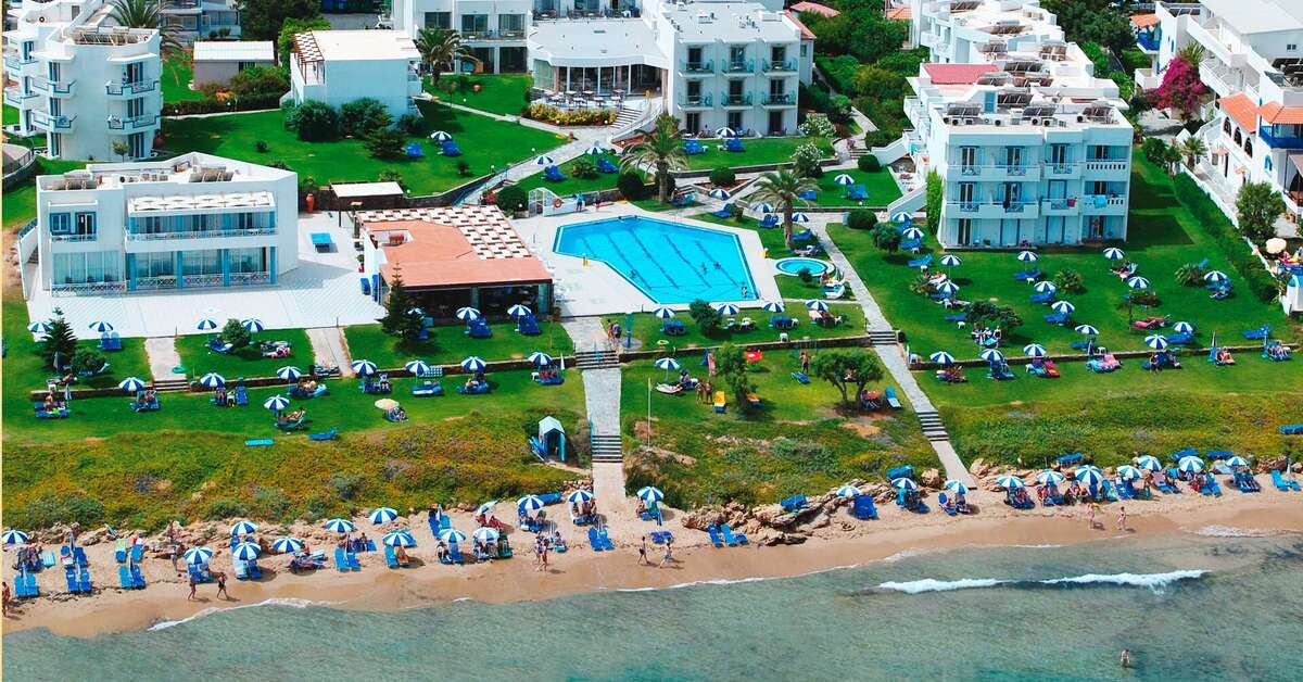 Ein Foto von der Außenansicht des Ariadne Beach Hotel