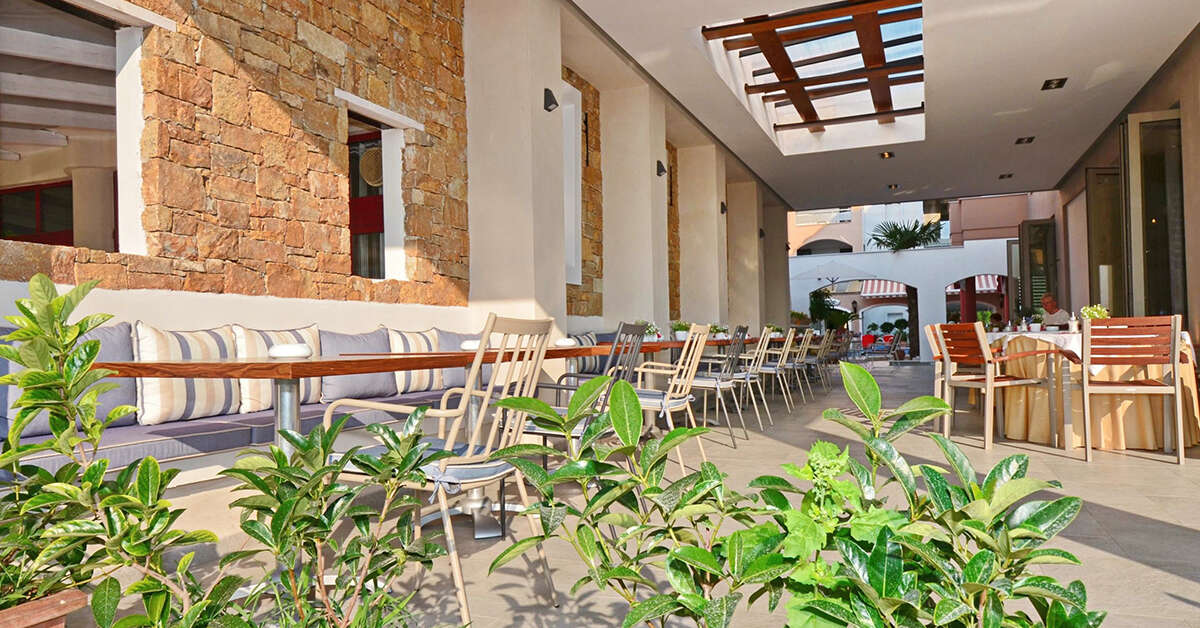 Een foto van het terras bij Evilion Sea & Sun Hotel