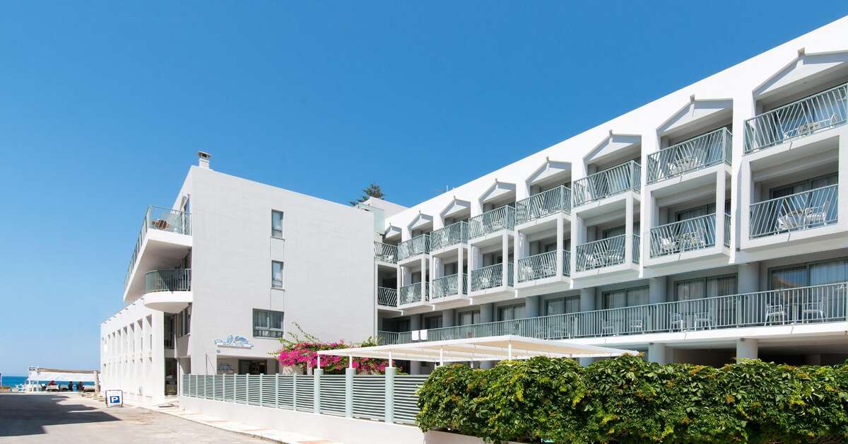 Een foto van de buitenkant van Alia Beach Hotel