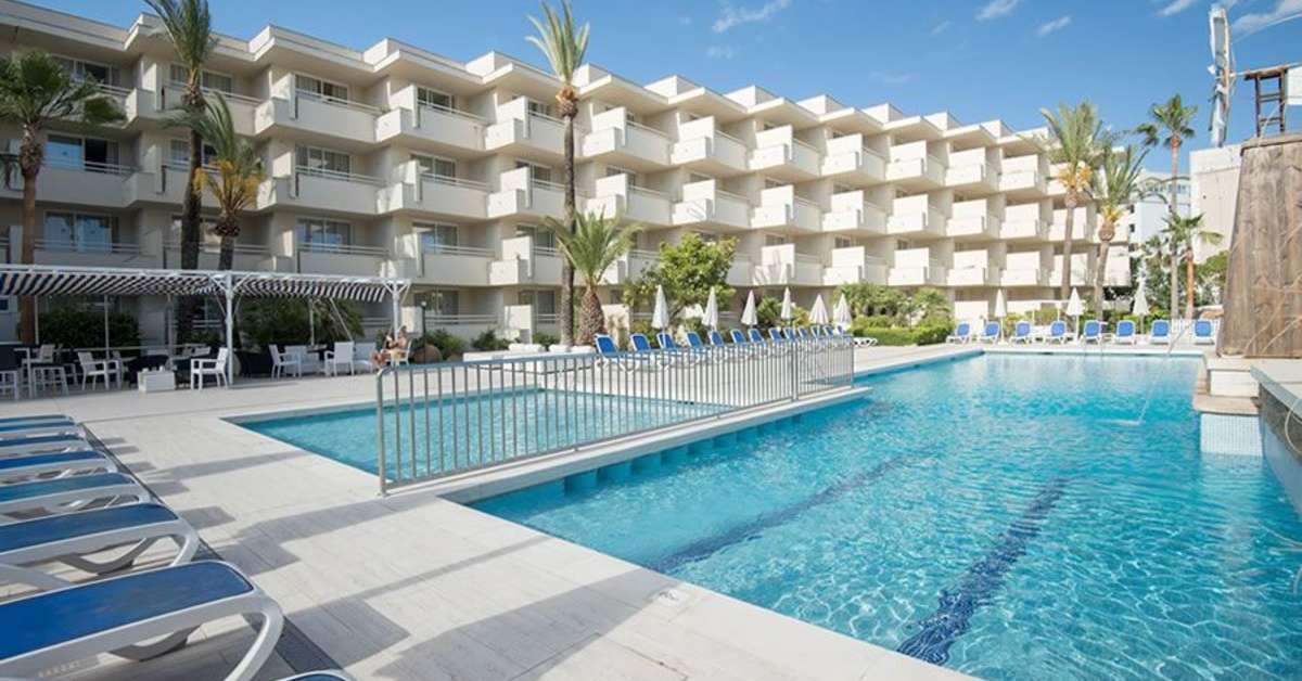 Een foto van het zwembad bij Globales Cala Bona Suites