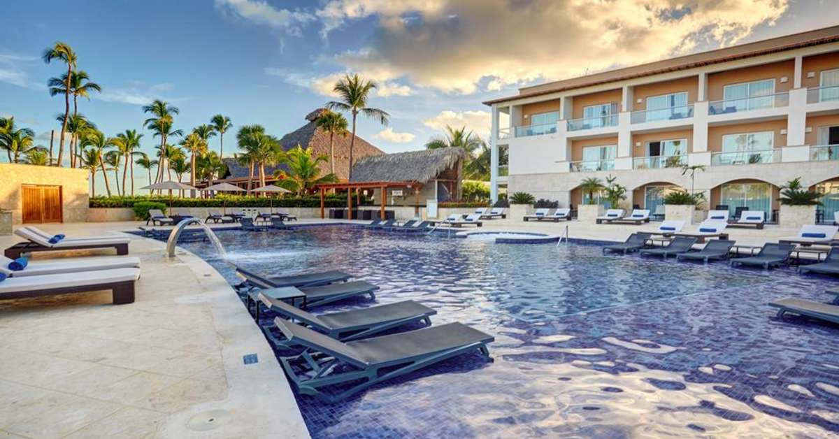 Een foto van het zwembad bij Royalton Punta Cana
