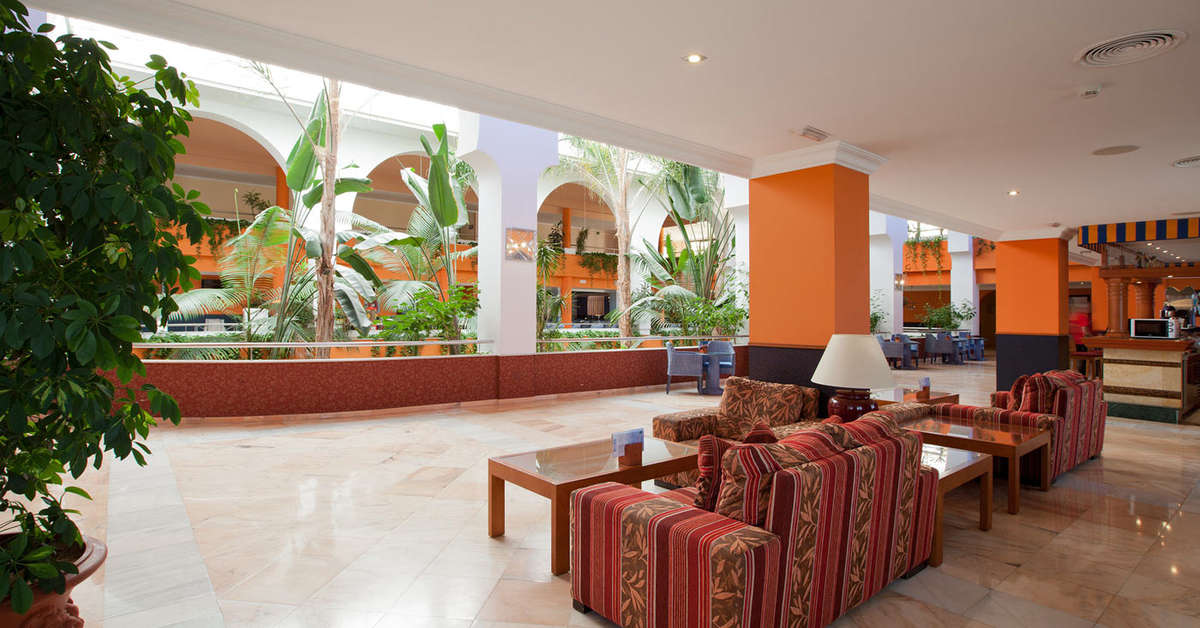 Een foto van het interieur van Playamarina Hotel
