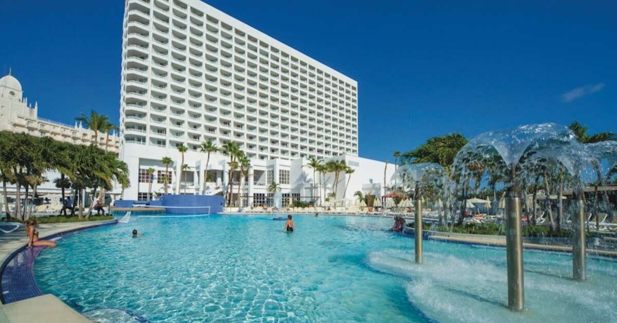 Een foto van het zwembad bij Riu Palace Antillas