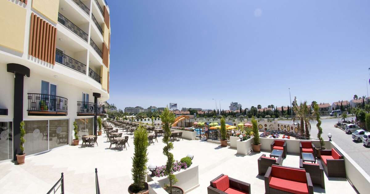Een foto van het terras bij Arabella World Hotel