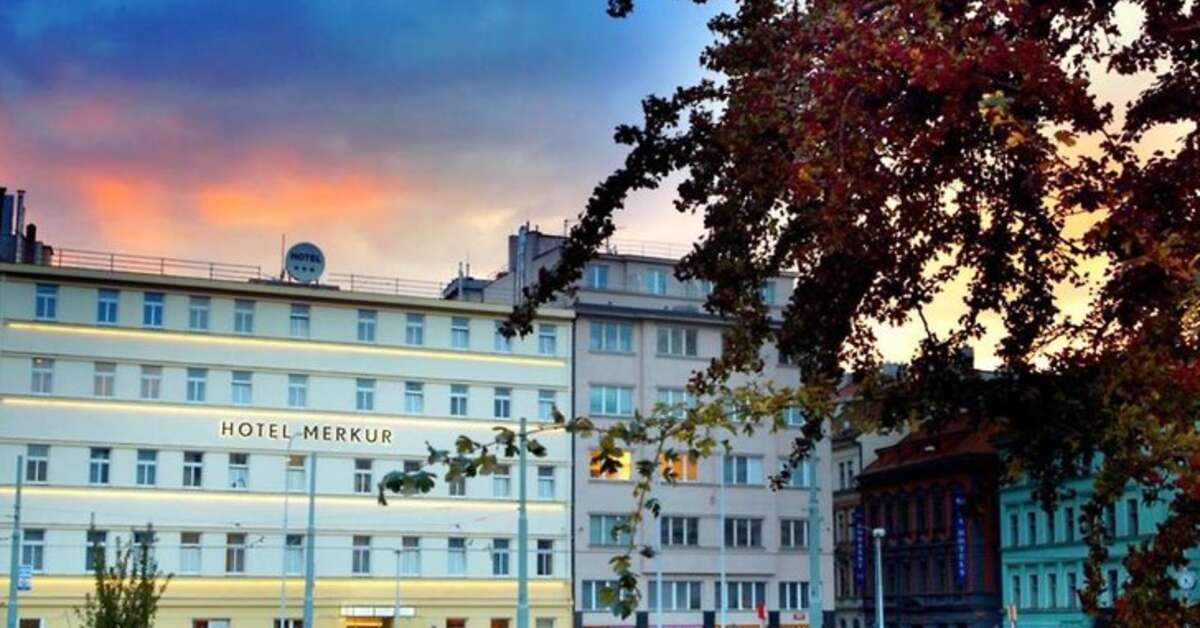Een foto van de buitenkant van Hotel Merkur