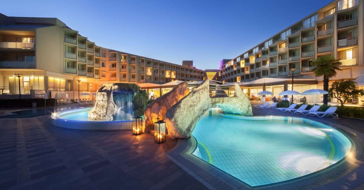 Een foto van het zwembad bij Aminess Vival Maestral Hotel