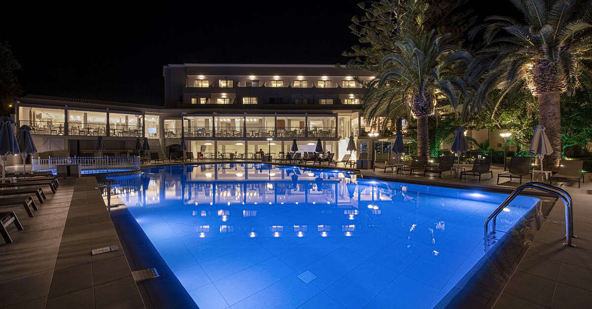 Een foto van het zwembad bij Vantaris Luxury Beach Resort
