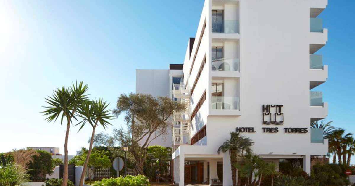 Een foto van de buitenkant van Hotel Tres Torres