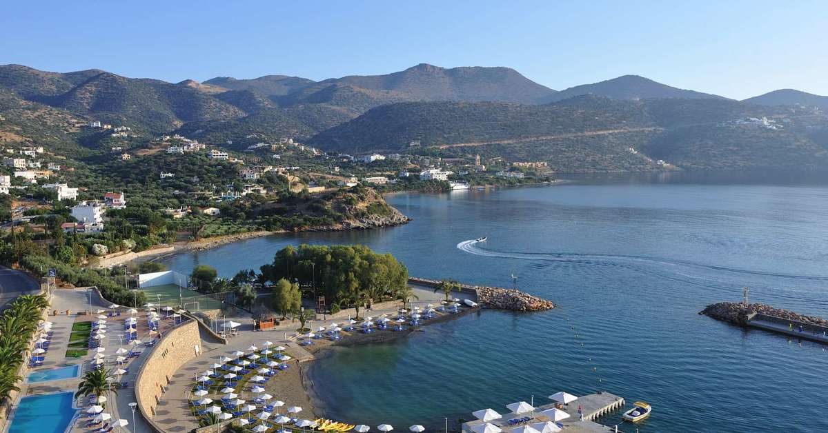 Een foto van het strand bij Wyndham Grand Crete Mirabello Bay